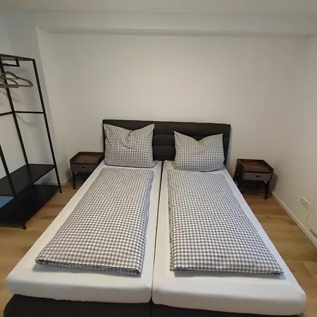 Planer Altstadtwohnung Mit Terrasse & Parkplatz ממינגן