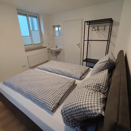 Planer Altstadtwohnung Mit Terrasse & Parkplatz ממינגן